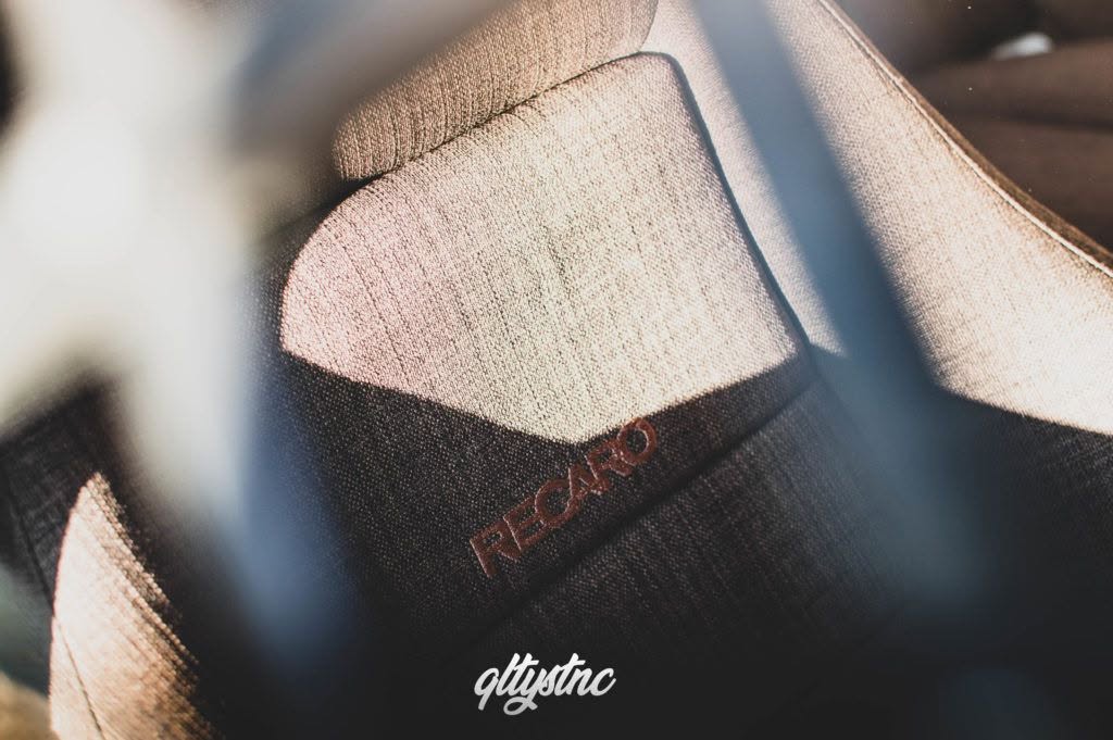 Detalhe do logo Recaro no banco